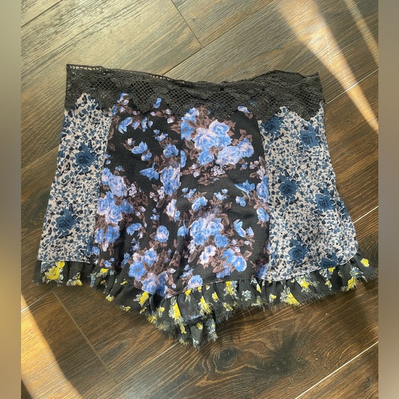Free people floral ruffle shorts - Picture 3 of 7